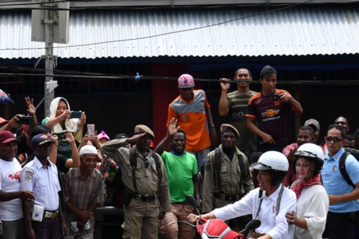 Presiden Jokowi dan Ibu Iriana keliling Asmat dengan sepeda motor listrik