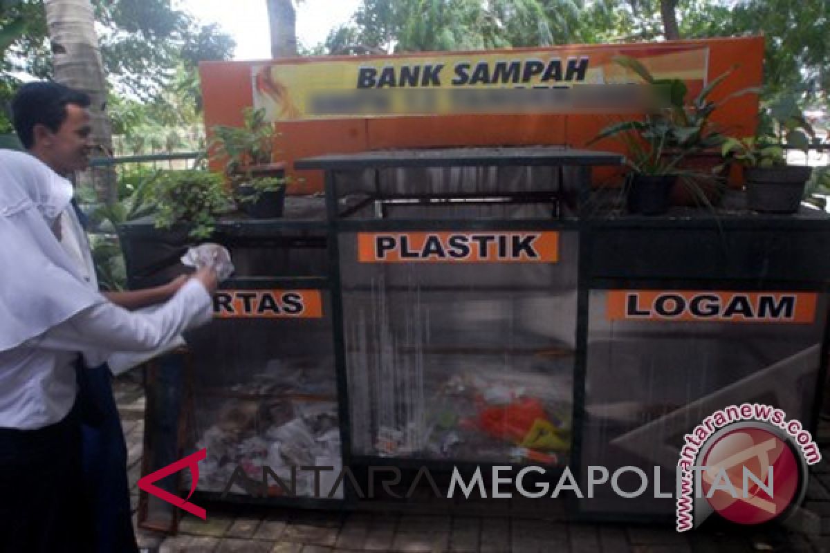 Puluhan warga lansia di Citarik bekerja mengelola sampah
