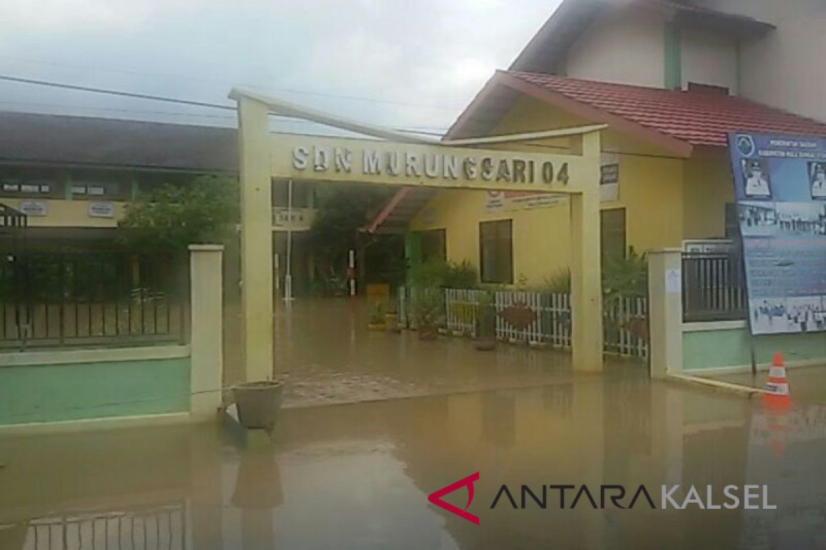 Puluhan Sekolah Diliburkan Akibat Banjir