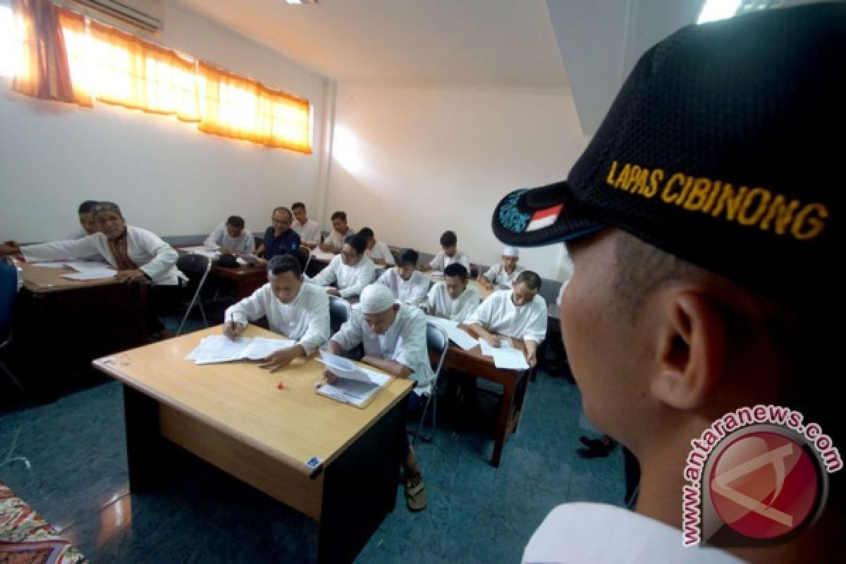 Buronan Kejari Makassar lari bersembunyi di Polsek