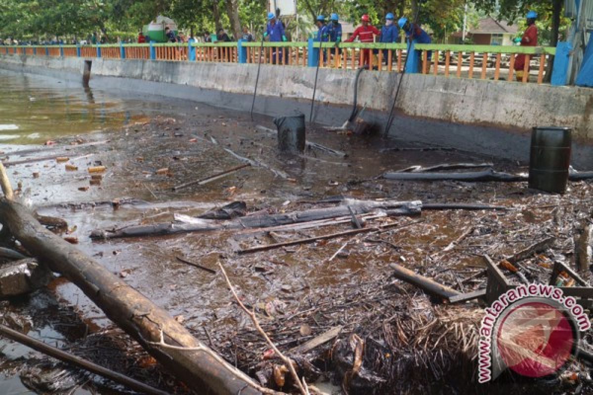 Pertamina Tambah Kapal Bersihkan Ceceran Minyak - ANTARA News