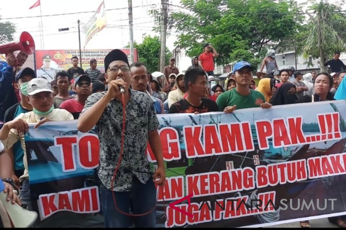 Ratusan nelayan kerang unjuk rasa