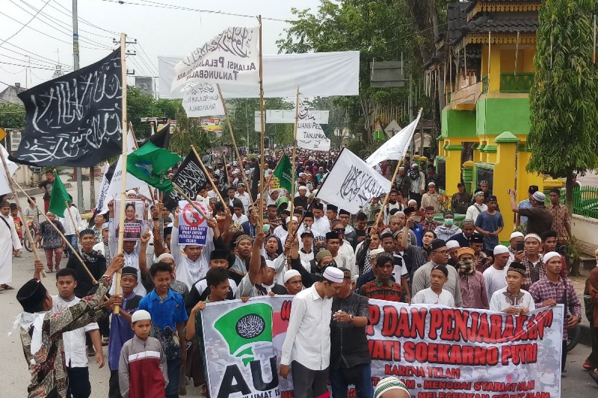 Ribuan massa AUI Tanjungbalai unjuk rasa Sukmawati