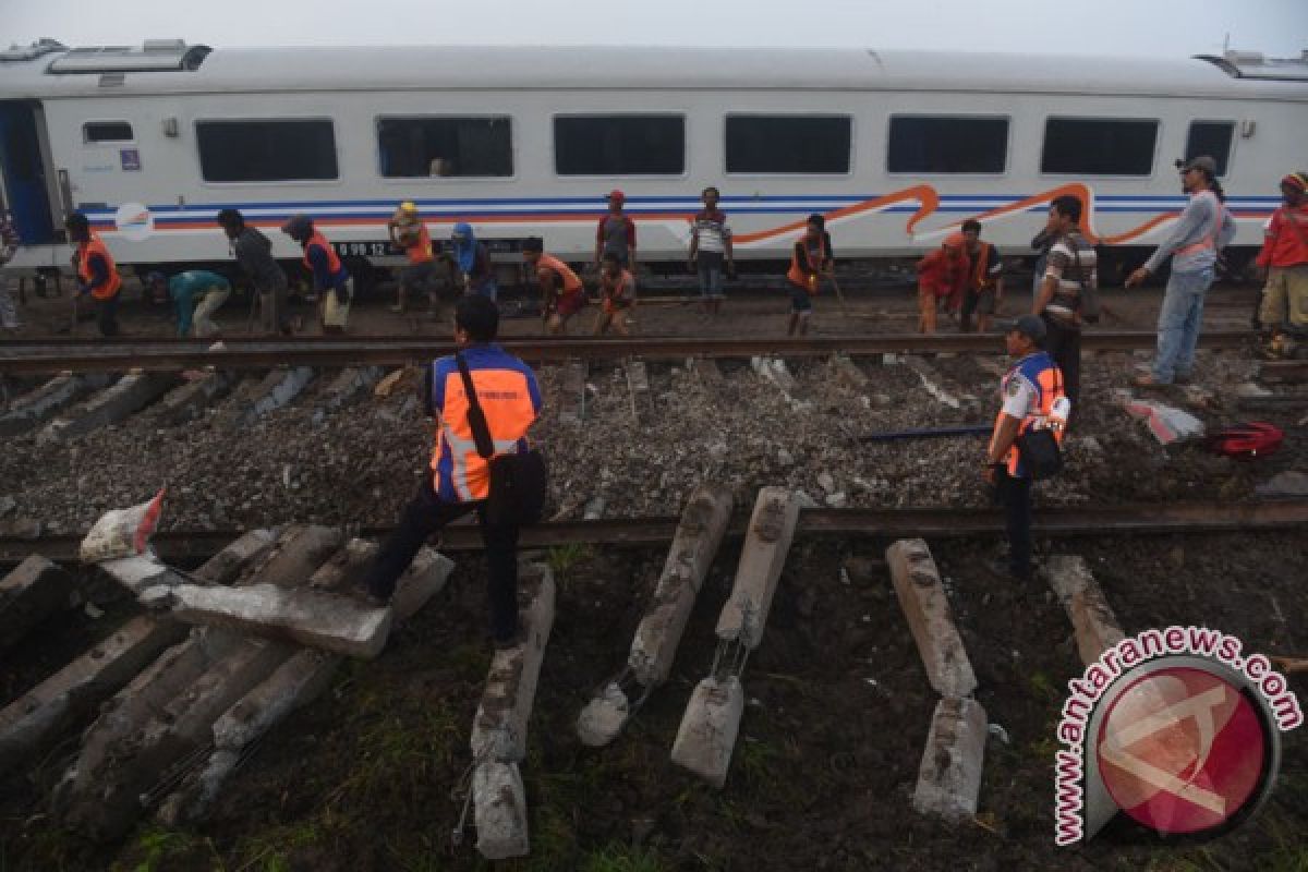 Tronton vs kereta api Surabaya, perjalanan lintas selatan Jawa terganggu