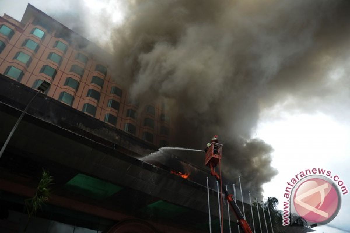 Kebakaran Hotel Novita Jambi, api belum padam