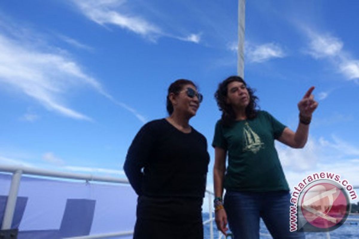 Menteri Susi ajak anak dan cucu kunjungi kapal Rainbow Warrior
