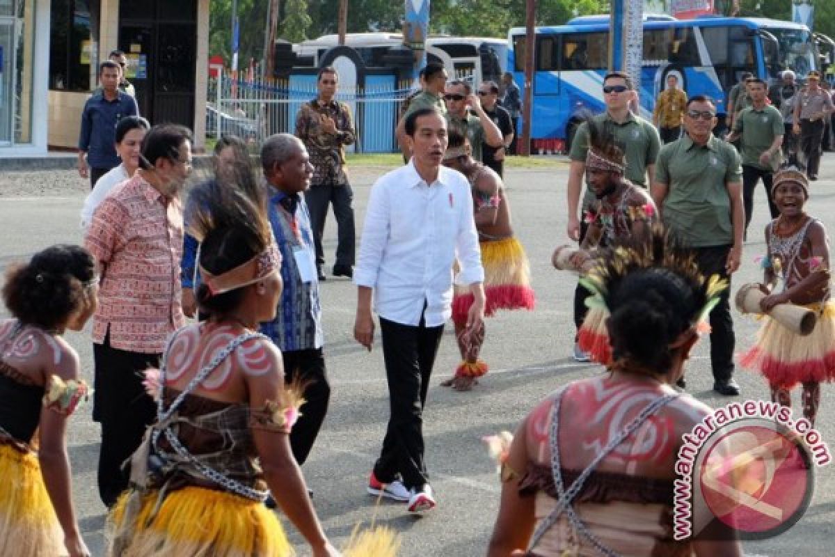 Jokowi observes distribution of 3,331 land certificates in Jayapura