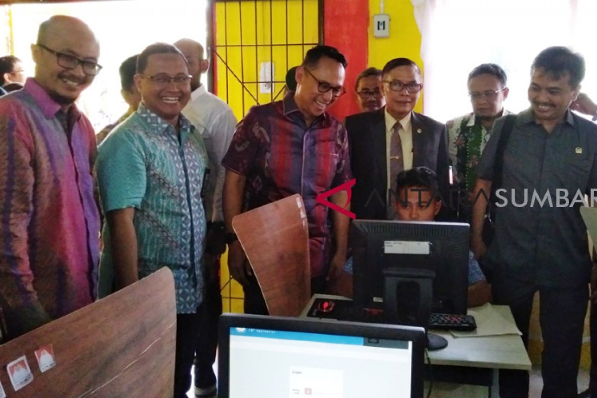 Komisi I DPR  tinjau pelaksanaan UNBK di Padang Pariaman (video)