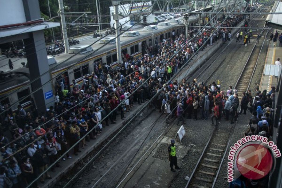 KRL Bekasi-Jakarta Kota sempat terhambat Jumat pagi