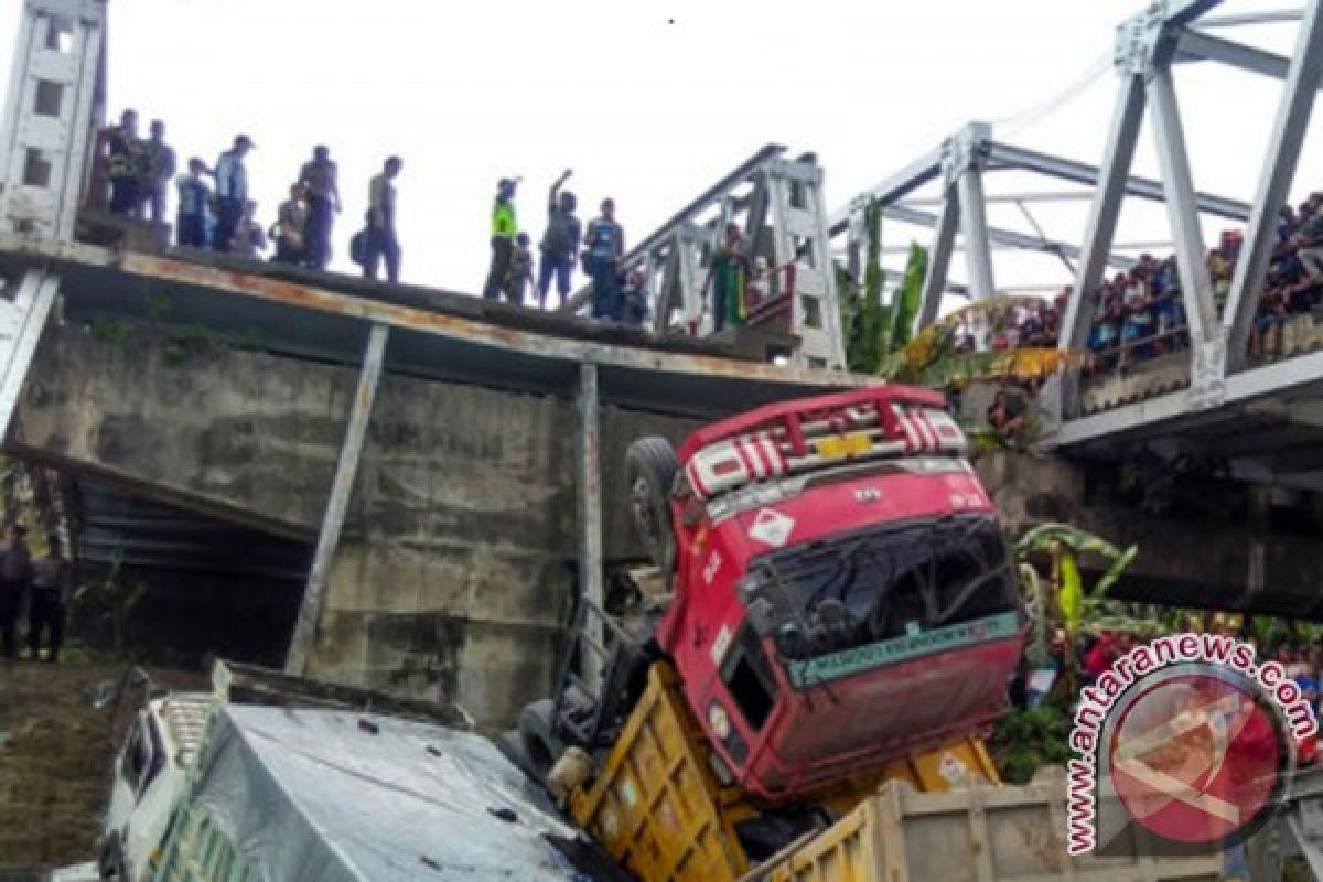 Jembatan Widang penghubung Lamongan-Tuban ambruk