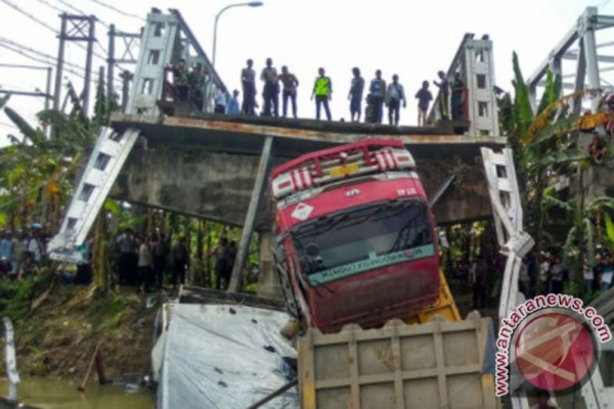 Ambrolnya jembatan Widang karena kurang pemeliharaan