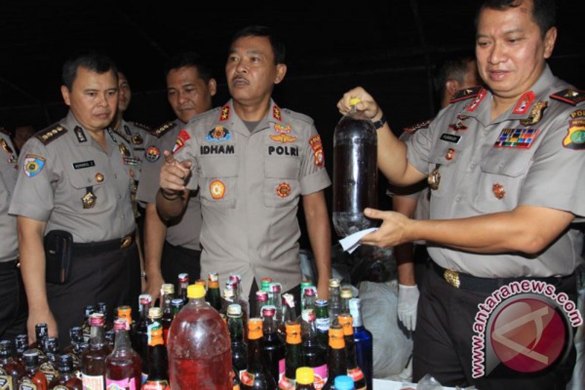 Jakarta police arrest 180 sellers of bootleg liquor in raids