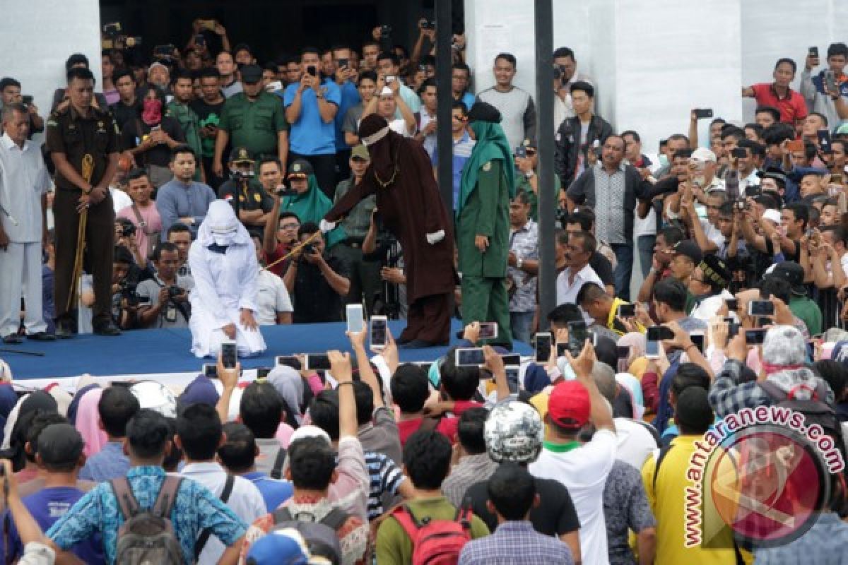 Enam pelanggar syariat Islam jalani hukum cambuk di Stadion Tunas Bangsa