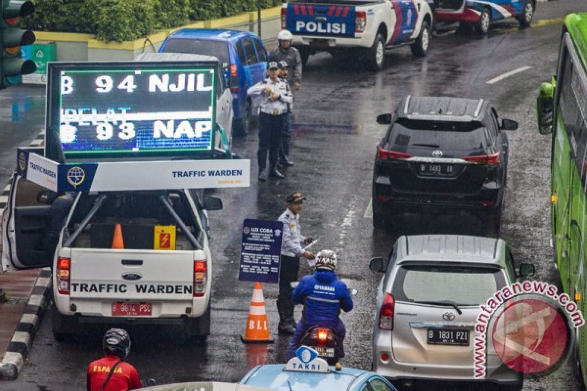 Polisi mulai alihkan kendaraan langgar ganjil-genap