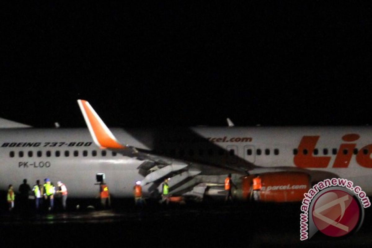 Evakuasi pesawat Lion belum selesai, bandara Gorontalo masih ditutup