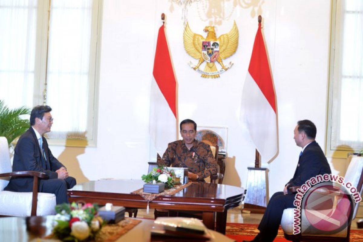 Jokowi invites two Korean ambassadors