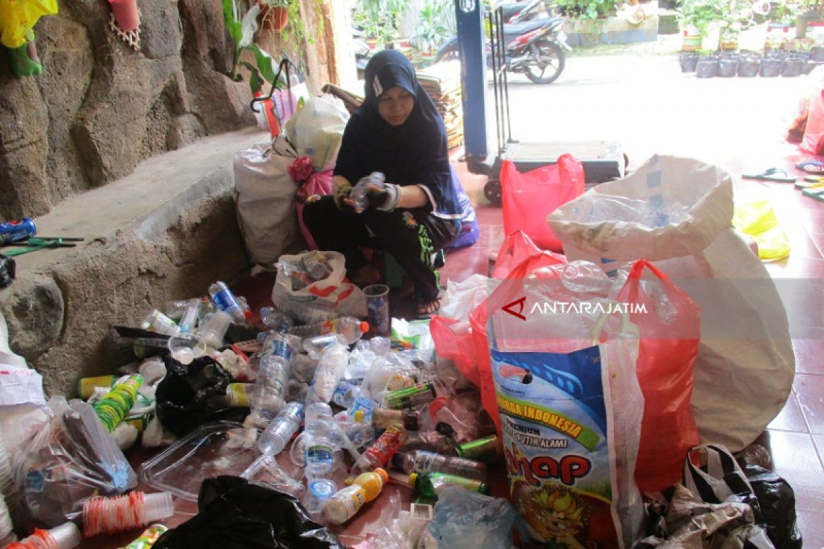 Warga Kediri Bayar Listrik dengan Sampah