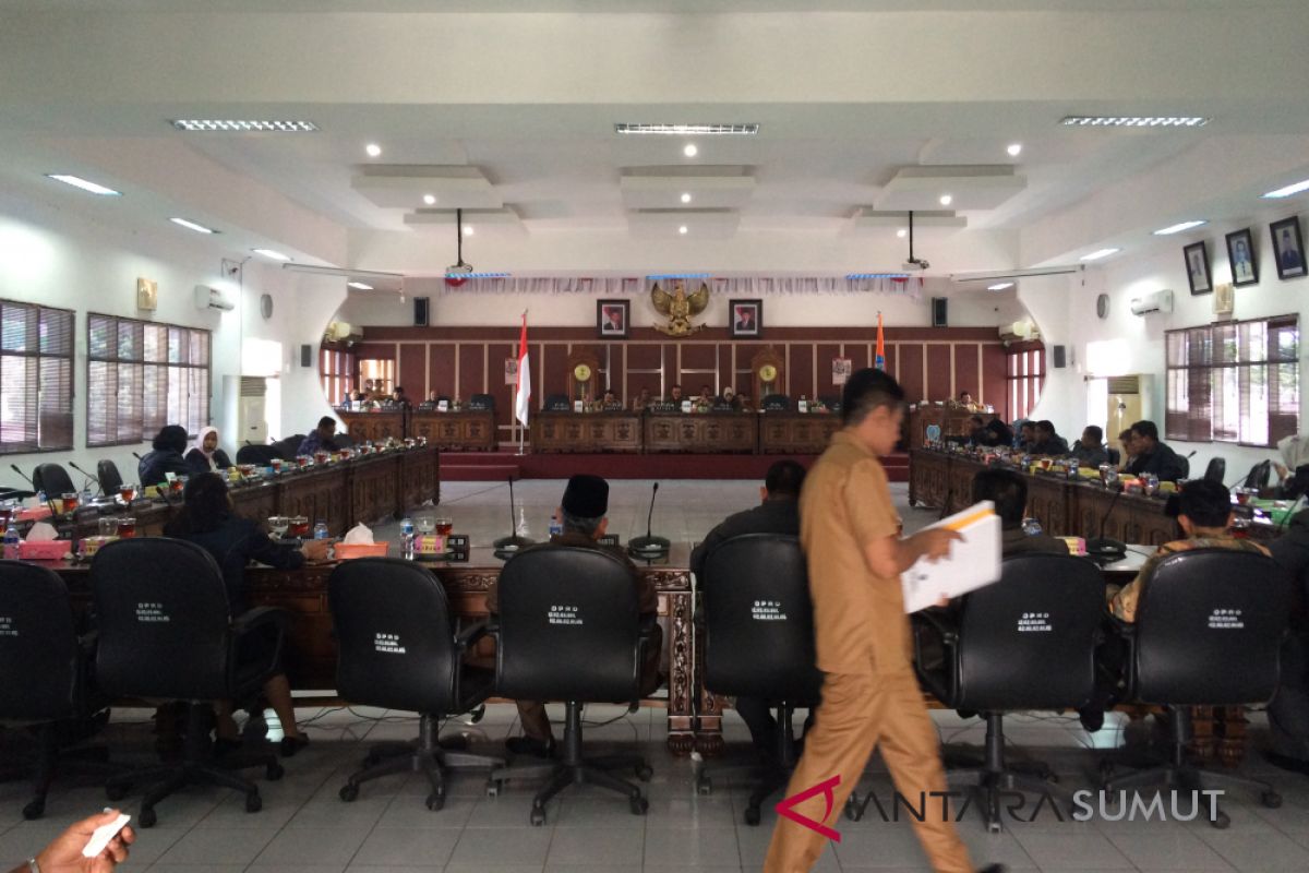 Rapat paripurna DPRD Labuhanbatu terus molor