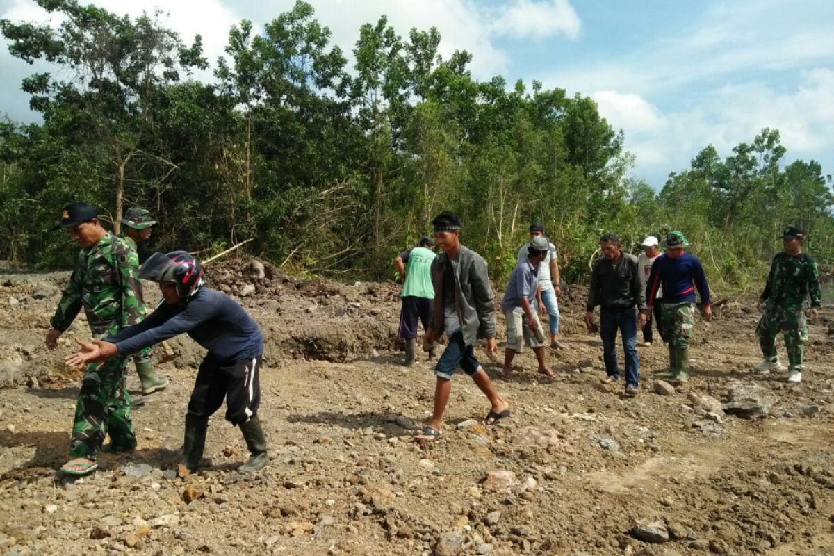 Soldiers change swamp into road