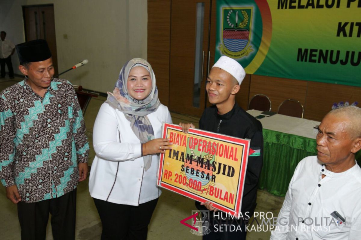 6.270 ahli masjid Bekasi terima bantuan Bupati Neneng