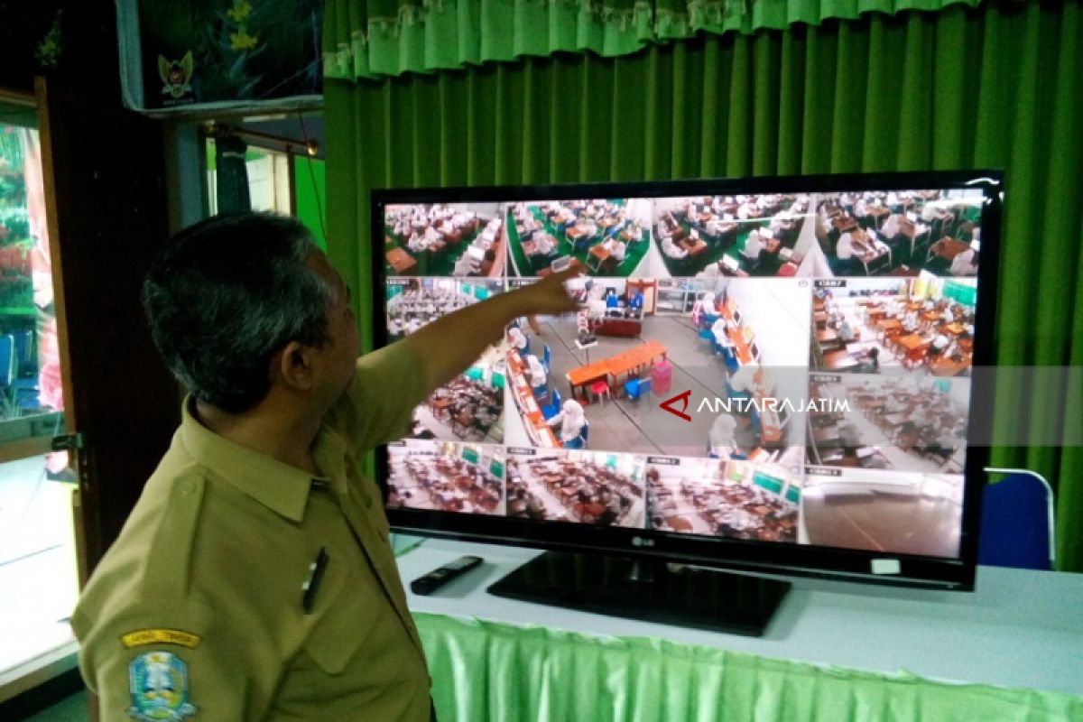 Dua Pelajar Kediri Absen Ujian SMK (Video)