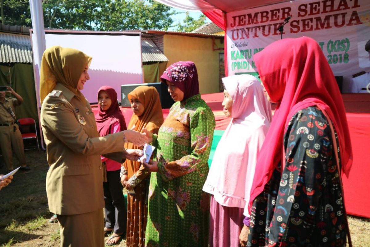 Ribuan Warga Jember Terima Kartu Indonesia Sehat