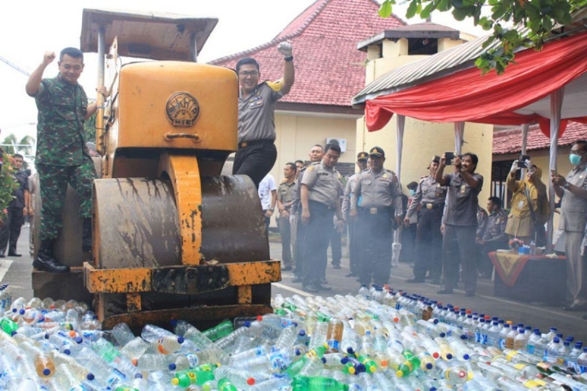 Ribuan Botol Minuman Keras Dimusnahkan