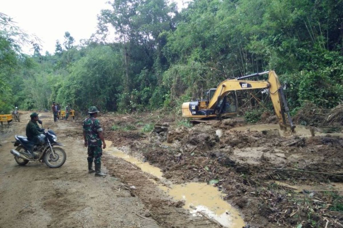 Anggota TMMD Noyan normalisasi drainase cegah banjir