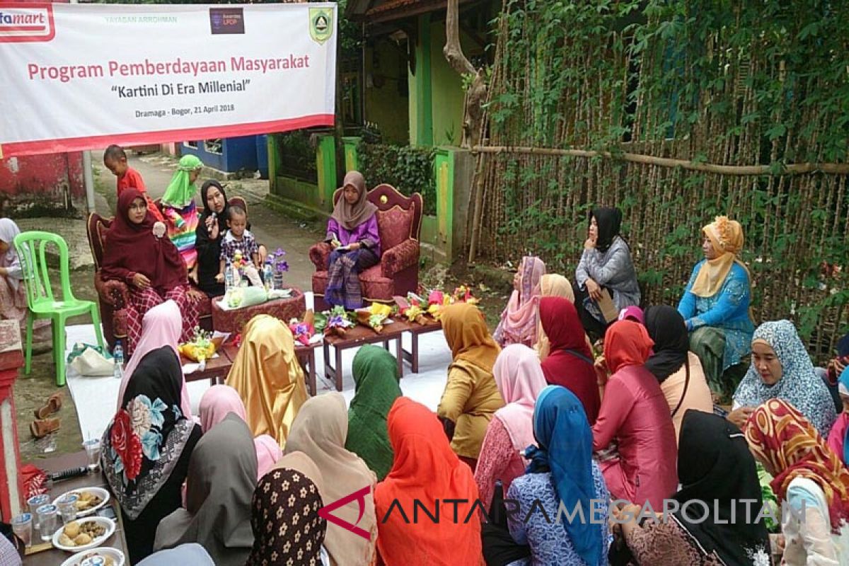 Peringati Kartini Alfamart bantu pemberdayaan perempuan Cikarawang (Video)