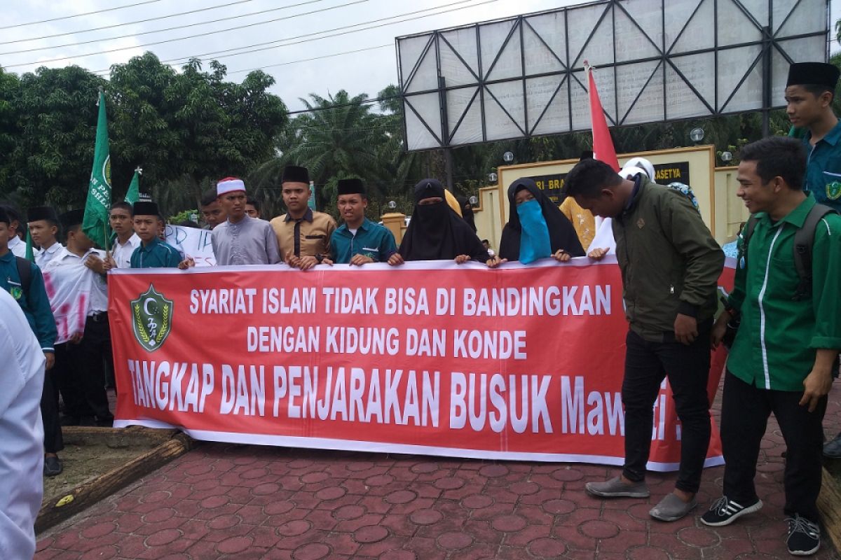 Aksi kecam puisi Sukmawati di Asahan