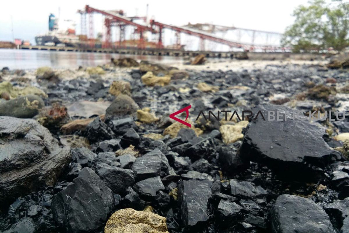 Kolam Pelabuhan Pulau Baai tercemar batu bara