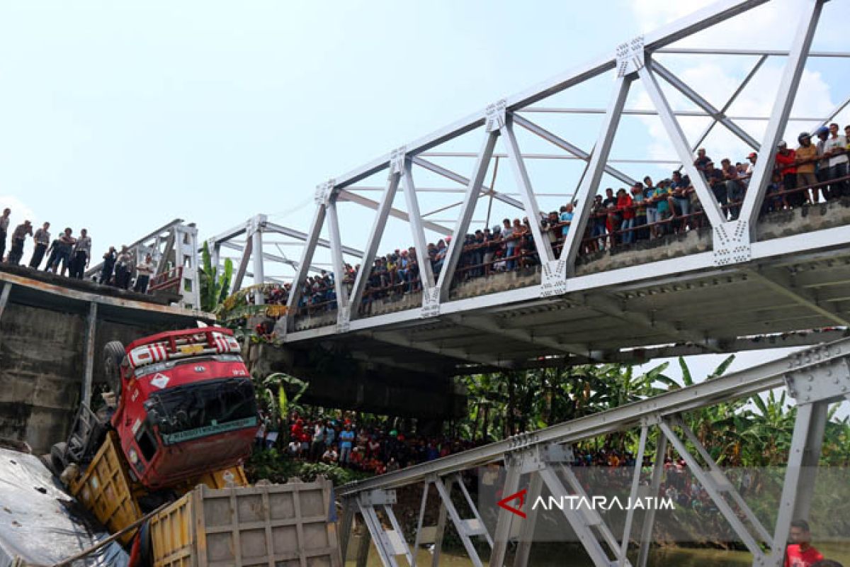 Polisi Tuban Berlakukan Buka Tutup Atasi Kemacetan di Widang