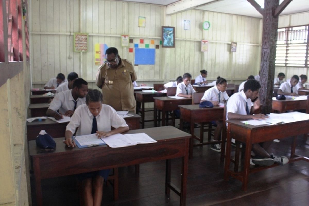 Bupati Asmat kunjungi sekolah penyelenggara UN SMP