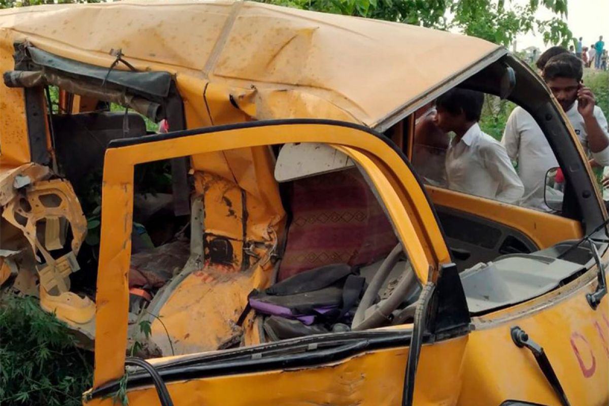 KA tabrak bus sekolah, 13 anak tewas di India Utara
