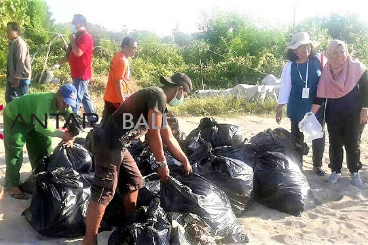 DLHK Denpasar  bersihkan Pantai Mertasari