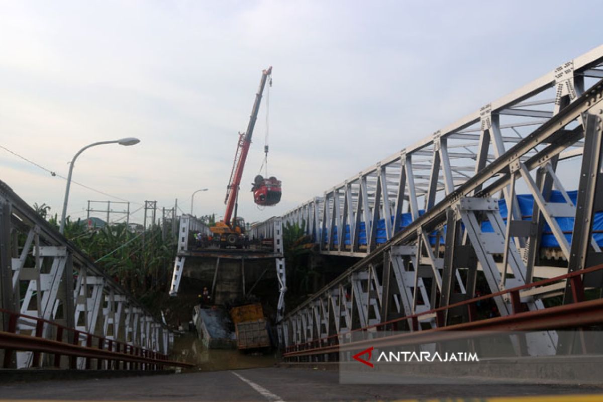 Kepala Truk Terangkat Dari Bengawan Solo di Jembatan Widang (Video)