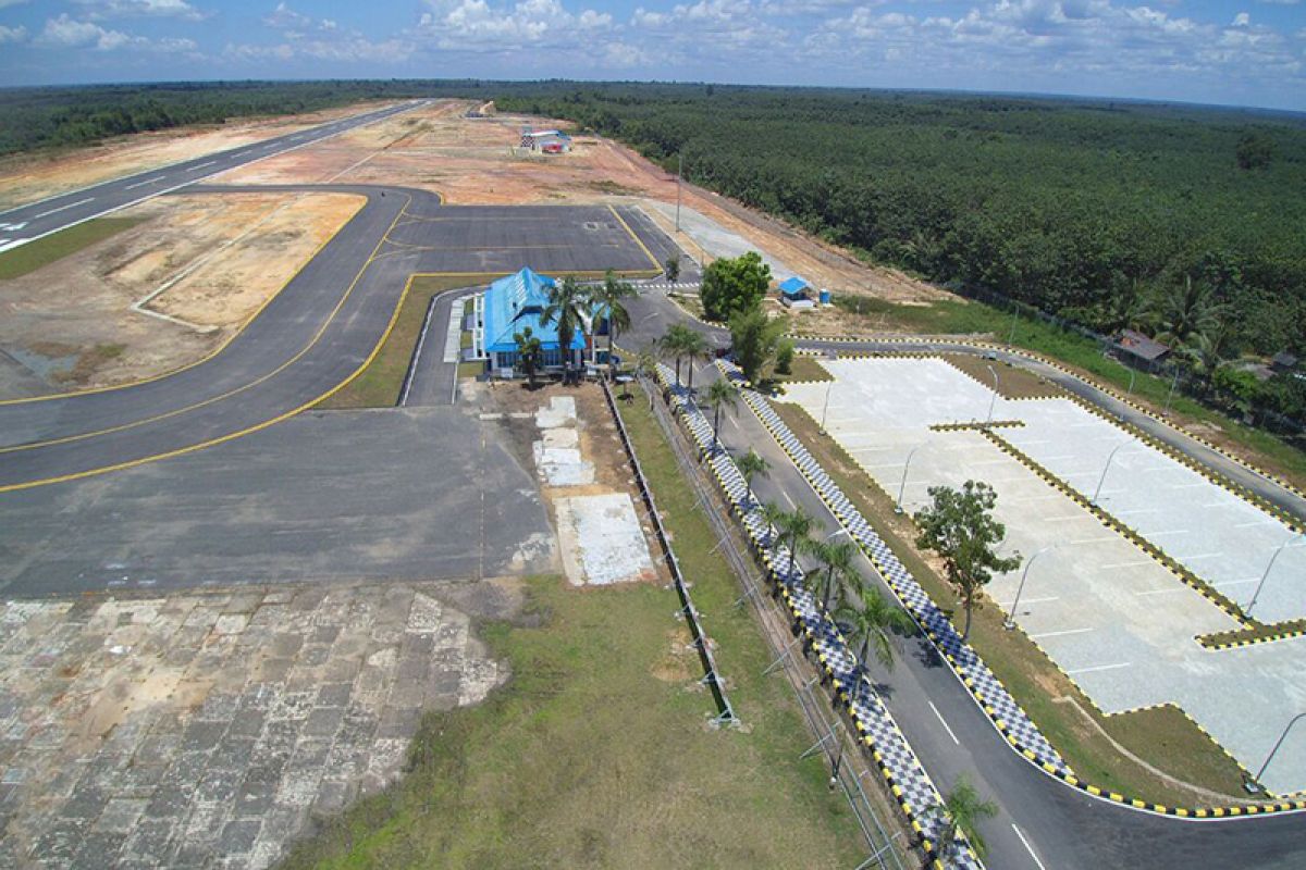 Warukin Airport serves general flights