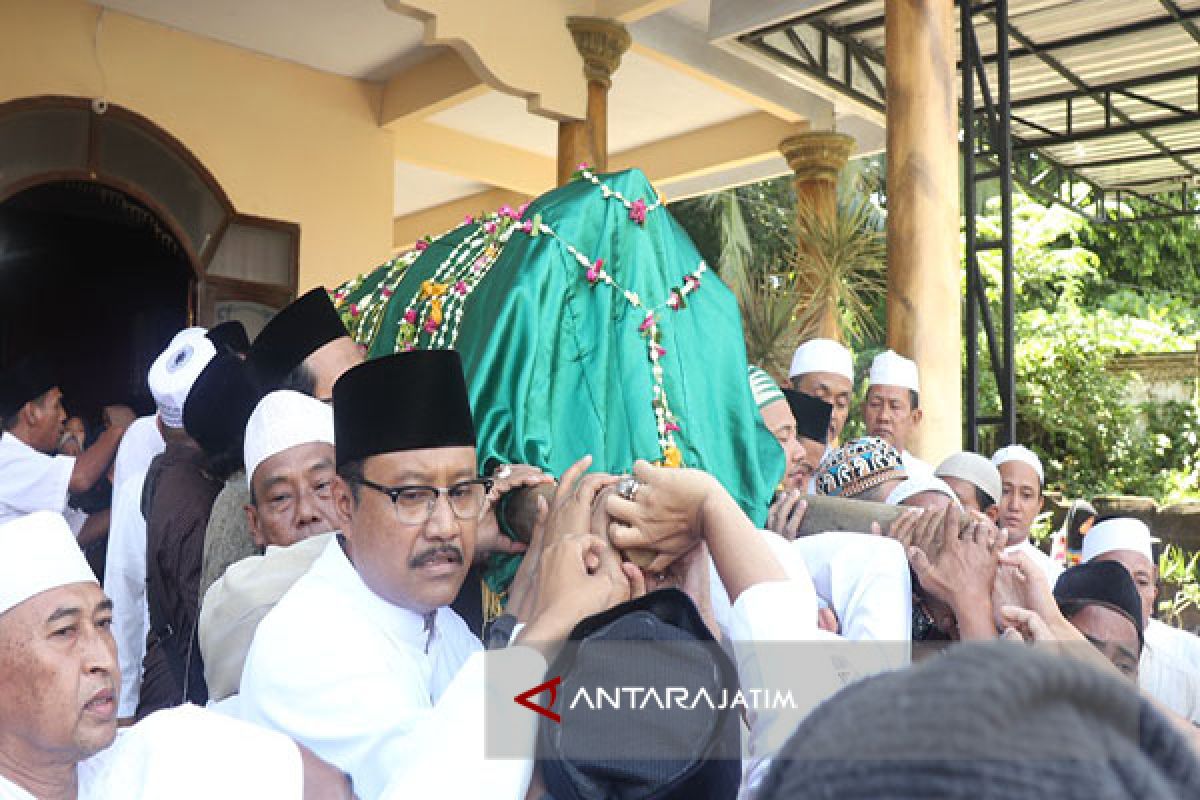 Gus Ipul Turut Antar Jenazah KH Kholilurrahman