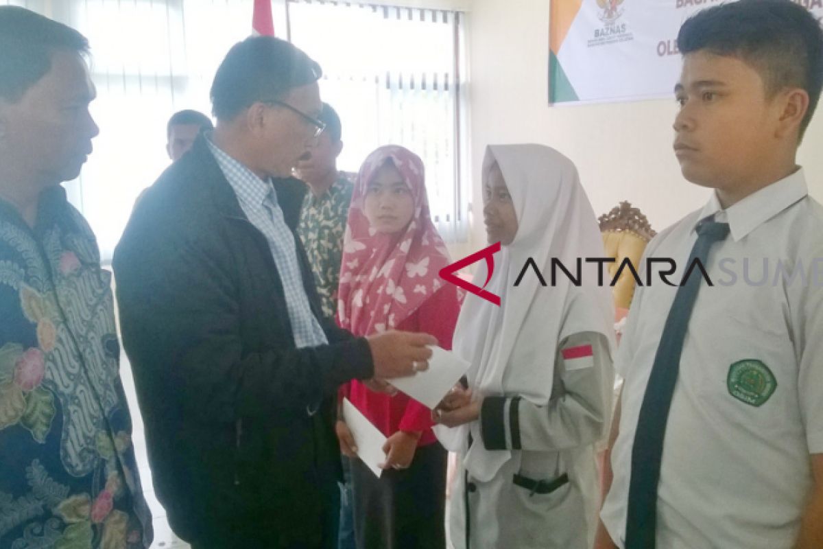 Ribuan pelajar Pesisir Selatan terima beasiswa dari Baznas