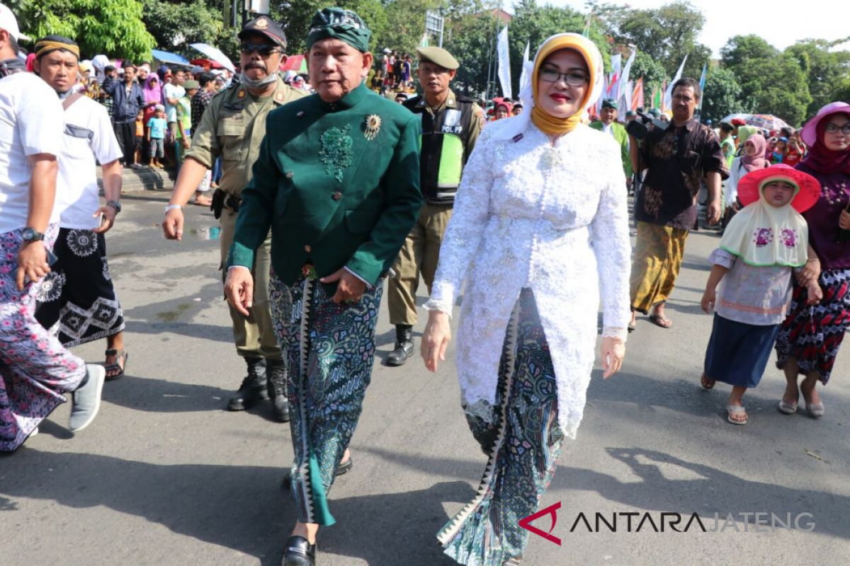 Kirab festival sarung batik Pekalongan berlangsung meriah