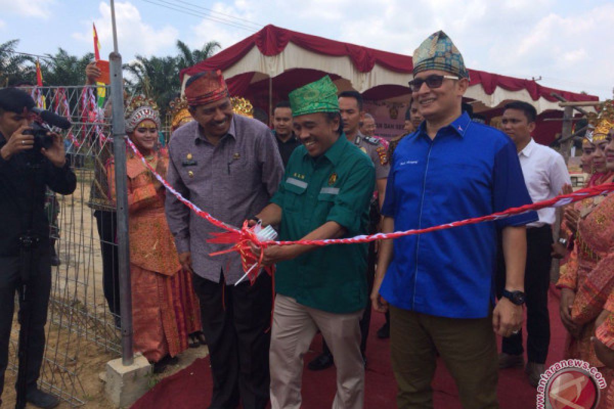 Ditjen EBTKE resmikan PLTS Terpusat di Siak, Riau