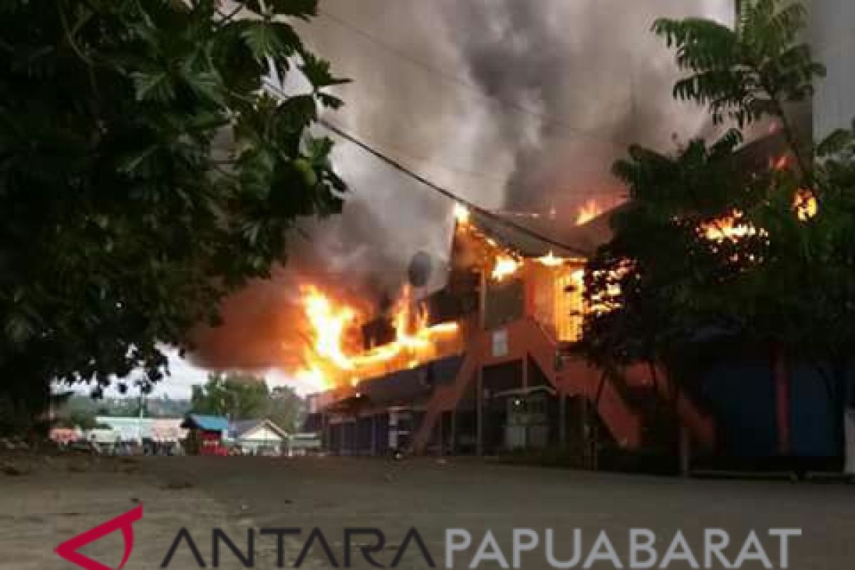 Pasar tradisional kawasan transmigrasi Manokwari Papua Barat terbakar