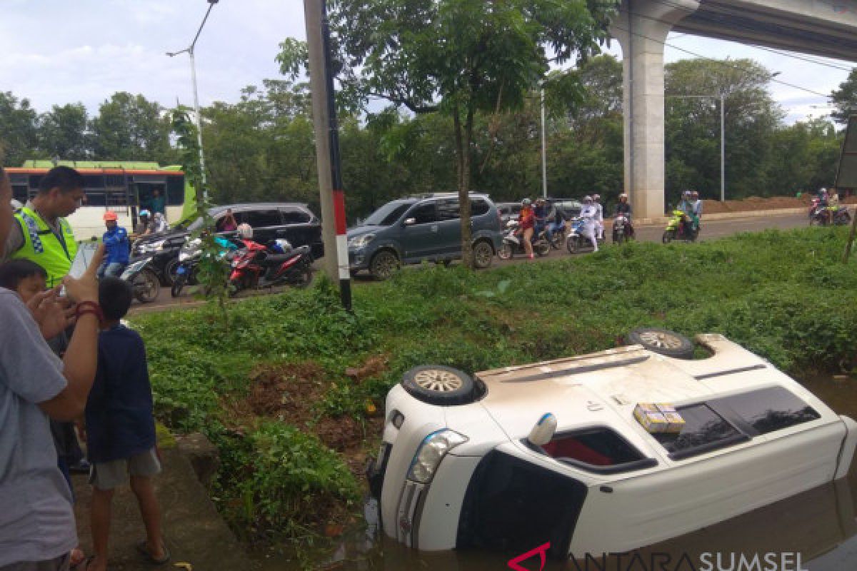 Sopir ngantuk, mobil Luxio terjun ke parit