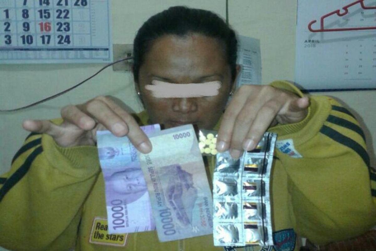 Bertransaksi zenith saat ada polisi, perempuan ini langsung ditangkap