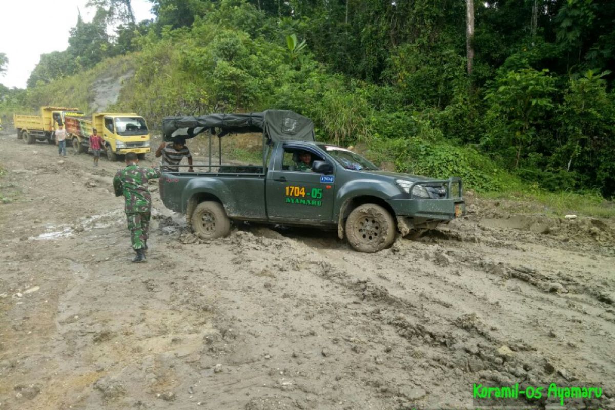 Satgas TMMD Melintas Jalan Berlumpur Menuju Kampung Sailala