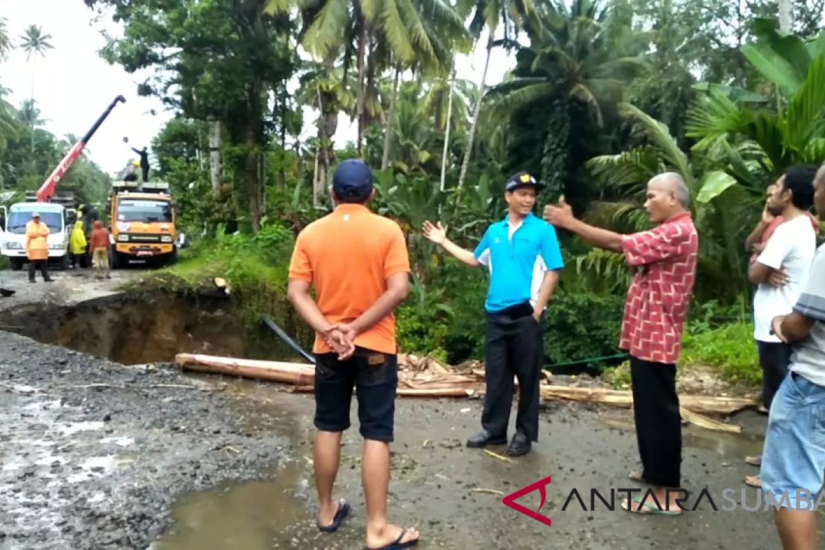 Pemprov Sumbar bangun jembatan darurat pascajalan terban di Padang Pariaman (Video)