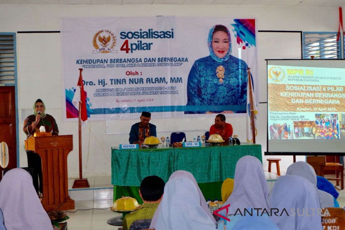 Tina sosialisasikan empat pilar di SMAN 7 Kendari