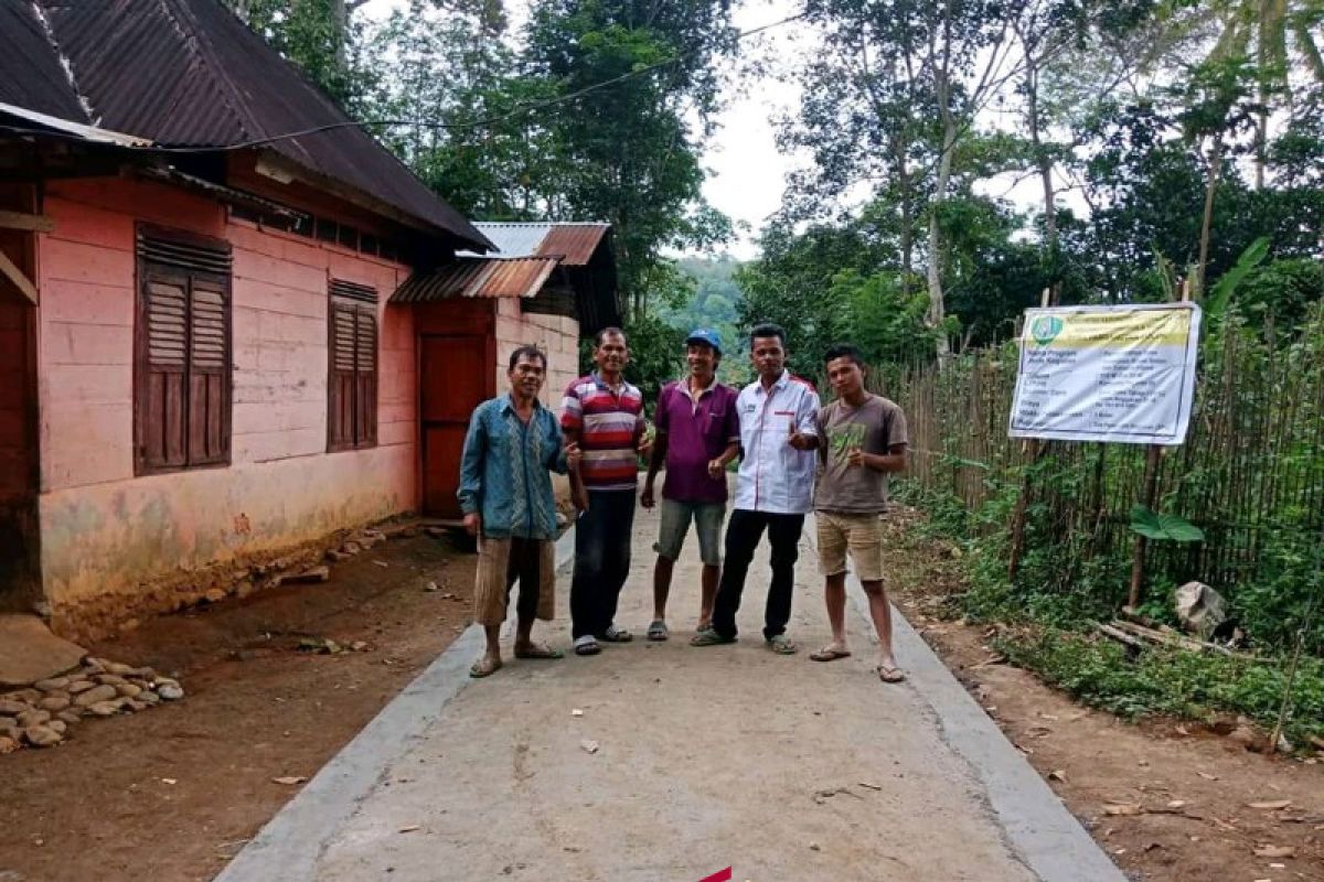 Rabat beton menuju masjid selesai dibangun