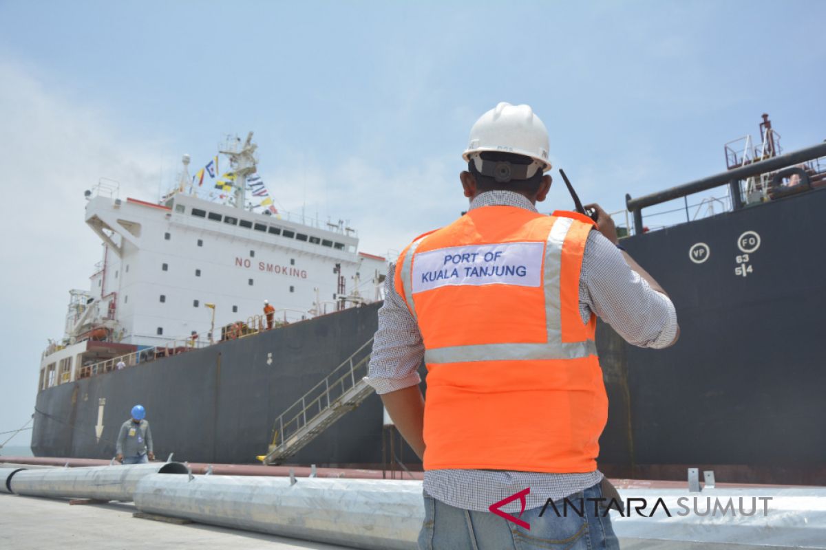 Tanker mars sandar di Pelabuhan Kuala Tanjung