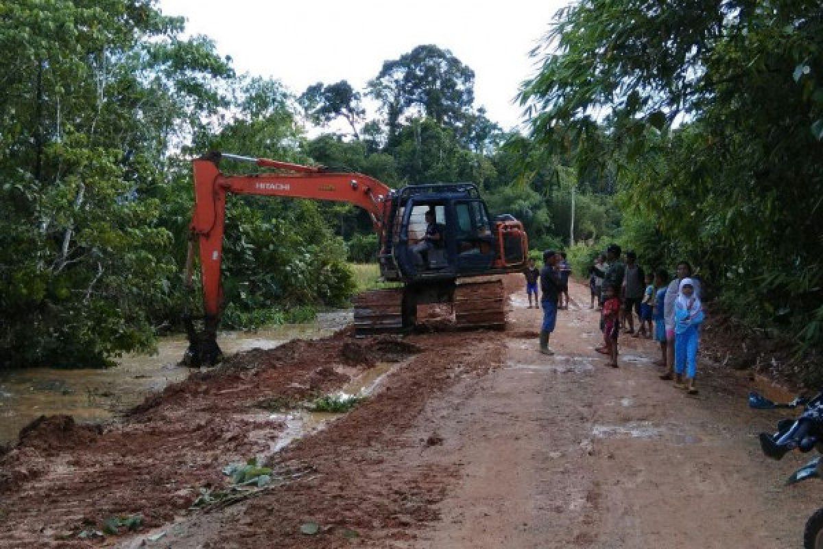 Kondisi cuaca tak pengaruhi semangat personel TMMD di Sanggau